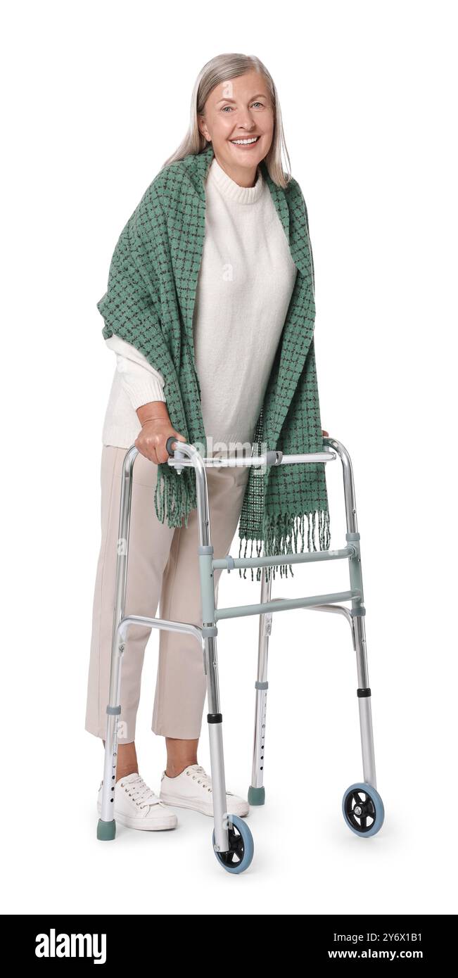 Femme senior utilisant le cadre de marche sur fond blanc Banque D'Images
