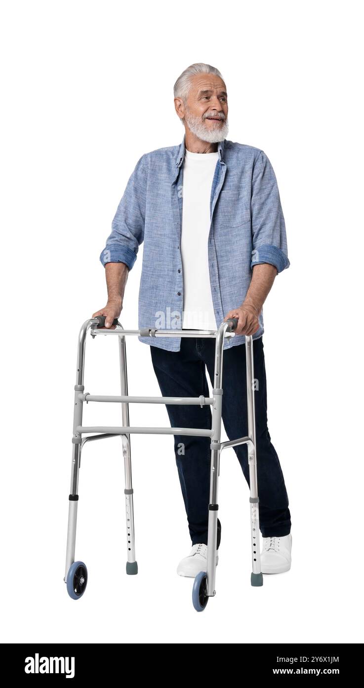 Homme senior utilisant le cadre de marche sur fond blanc Banque D'Images