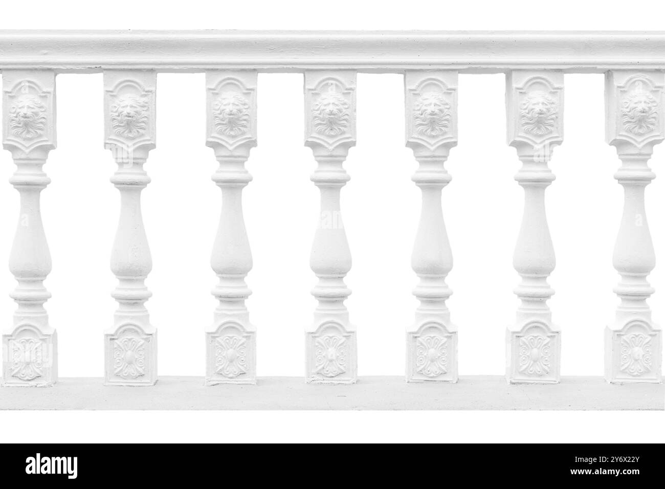 Balustrade classique de piliers en pierre avec colonnes isolées sur un fond blanc. Banque D'Images