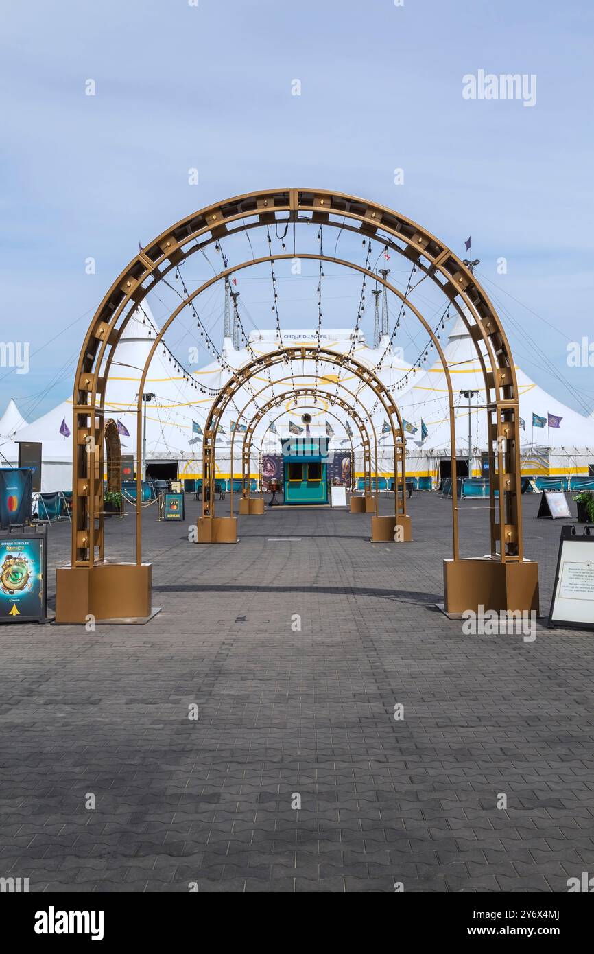 Le couloir de l'entrée principale arbore des guirlandes lumineuses de style industriel menant à l'installation de la grande tente « Kurios » du Cirque du Soleil. Banque D'Images
