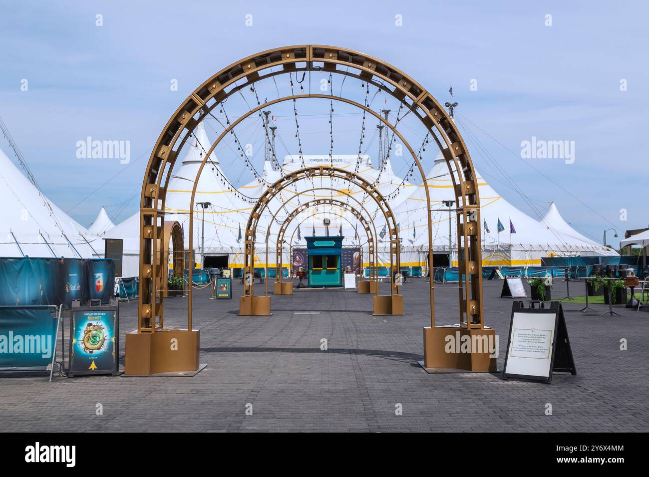 Le couloir de l'entrée principale arbore des guirlandes lumineuses de style industriel menant à l'installation de la grande tente « Kurios » du Cirque du Soleil. Banque D'Images
