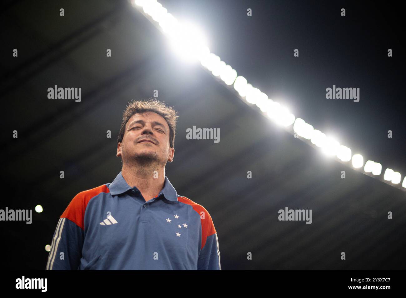 Belo Horizonte, Brésil. 26 septembre 2024. Fernando Diniz, entraîneur de Cruzeiro, regarde, lors du match de deuxième manche en quart de finale entre le brésilien Cruzeiro et le paraguayen Libertad de la Copa Sudamericana 2024, au stade Mineirao, à Belo Horizonte, au Brésil, le 26 septembre 2024. Photo : Gledston Tavares/DiaEsportivo/Alamy Live News crédit : DiaEsportivo/Alamy Live News Banque D'Images