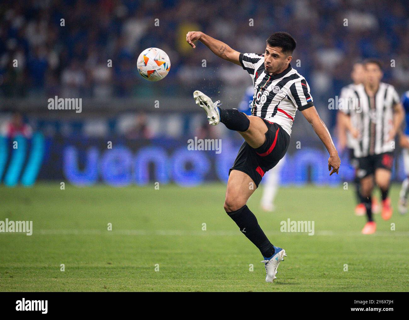 Belo Horizonte, Brésil. 26 septembre 2024. Nestor Gimenez, de Libertad, contrôle le ballon lors du quart de finale du match de deuxième manche entre le brésilien Cruzeiro et le paraguayen Libertad de Copa Sudamericana 2024, au stade Mineirao, à Belo Horizonte, au Brésil, le 26 septembre 2024. Photo : Gledston Tavares/DiaEsportivo/Alamy Live News crédit : DiaEsportivo/Alamy Live News Banque D'Images