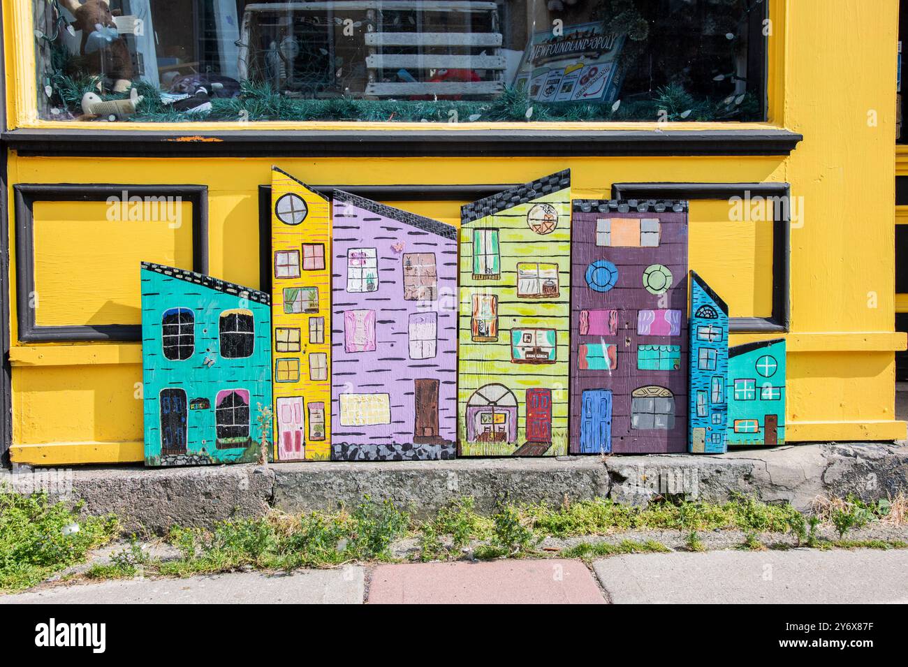 Décorations colorées de maison en rangée de jellybean à la boutique de cadeaux Downhome sur la rue de l'eau dans le centre-ville de John's, Terre-Neuve-et-Labrador, Canada Banque D'Images