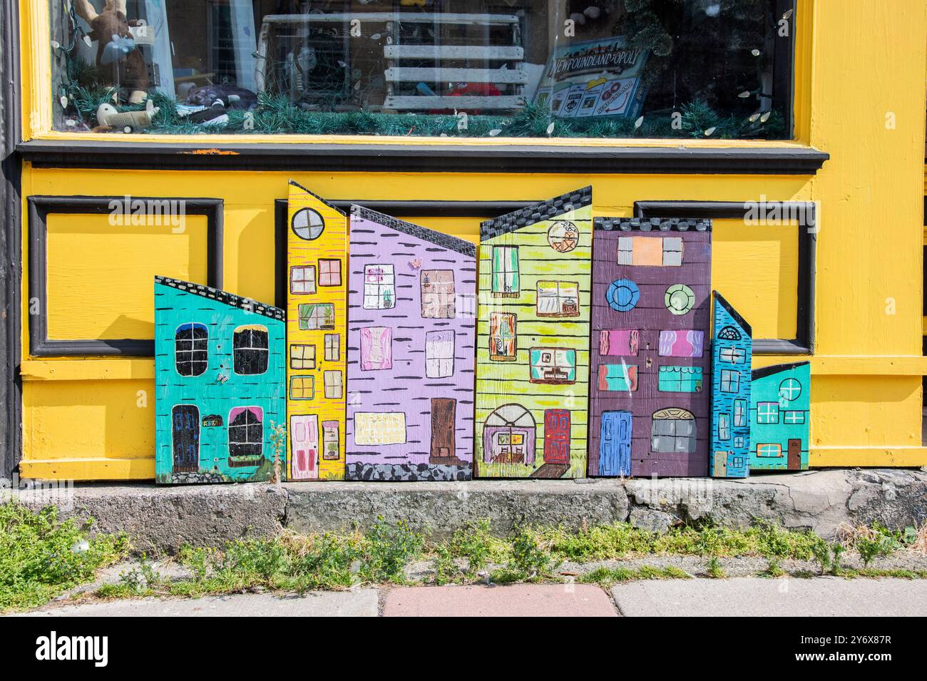 Décorations colorées de maison en rangée de jellybean à la boutique de cadeaux Downhome sur la rue de l'eau dans le centre-ville de John's, Terre-Neuve-et-Labrador, Canada Banque D'Images