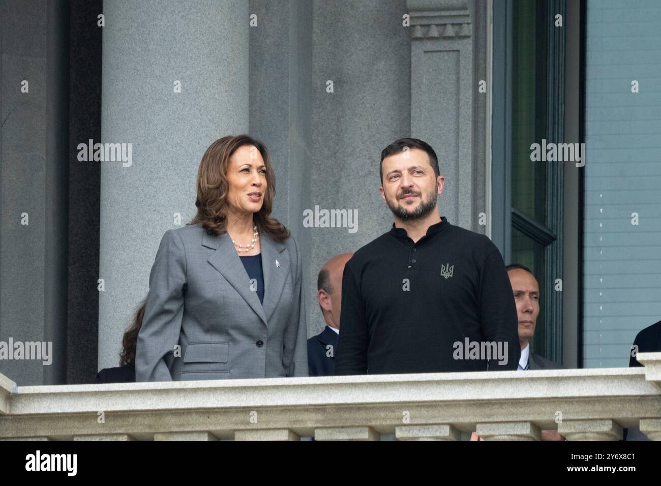 Le vice-président des États-Unis Kamala Harris, candidat du Parti démocrate pour la présidence des États-Unis en 2024, et le président ukrainien Volodymyr Zelenskyy, sur le balcon du bureau de cérémonie du vice-Presidents dans le bâtiment du bureau exécutif Eisenhower sur le campus de la Maison Blanche à Washington, DC avant leur réunion du 26 septembre 2024. Crédit : Chris Kleponis / piscine via CNP Banque D'Images