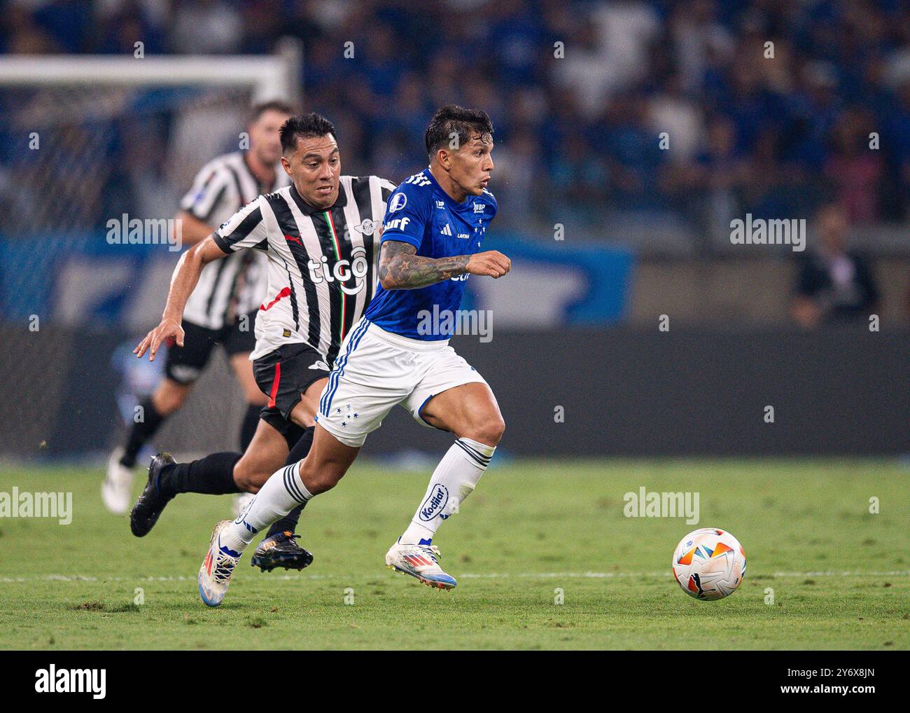 Belo Horizonte, Brésil. 26 septembre 2024. Lucas Romero de Cruzeiro se bat pour le ballon de possession avec Angel Cardozo Lucena de Libertad, lors du match de deuxième manche en quart de finale entre le brésilien Cruzeiro et le paraguayen Libertad de Copa Sudamericana 2024, au stade Mineirao, à Belo Horizonte, au Brésil, le 26 septembre 2024. Photo : Gledston Tavares/DiaEsportivo/Alamy Live News crédit : DiaEsportivo/Alamy Live News Banque D'Images