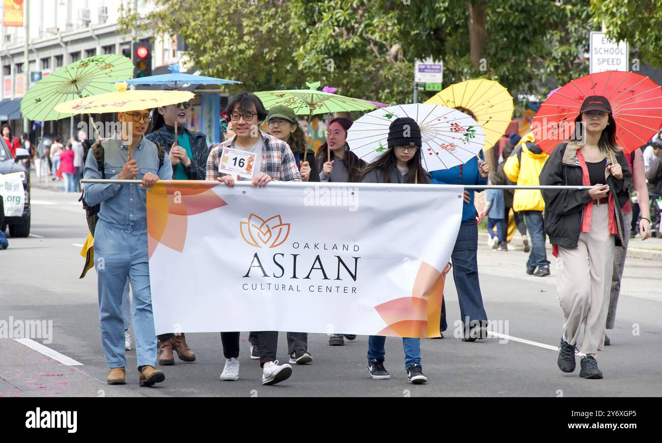 Oakland, CA - 18 février 2024 : participants non identifiés à la 2ème parade annuelle du nouvel an lunaire dans le quartier chinois d'Oakland. Banque D'Images