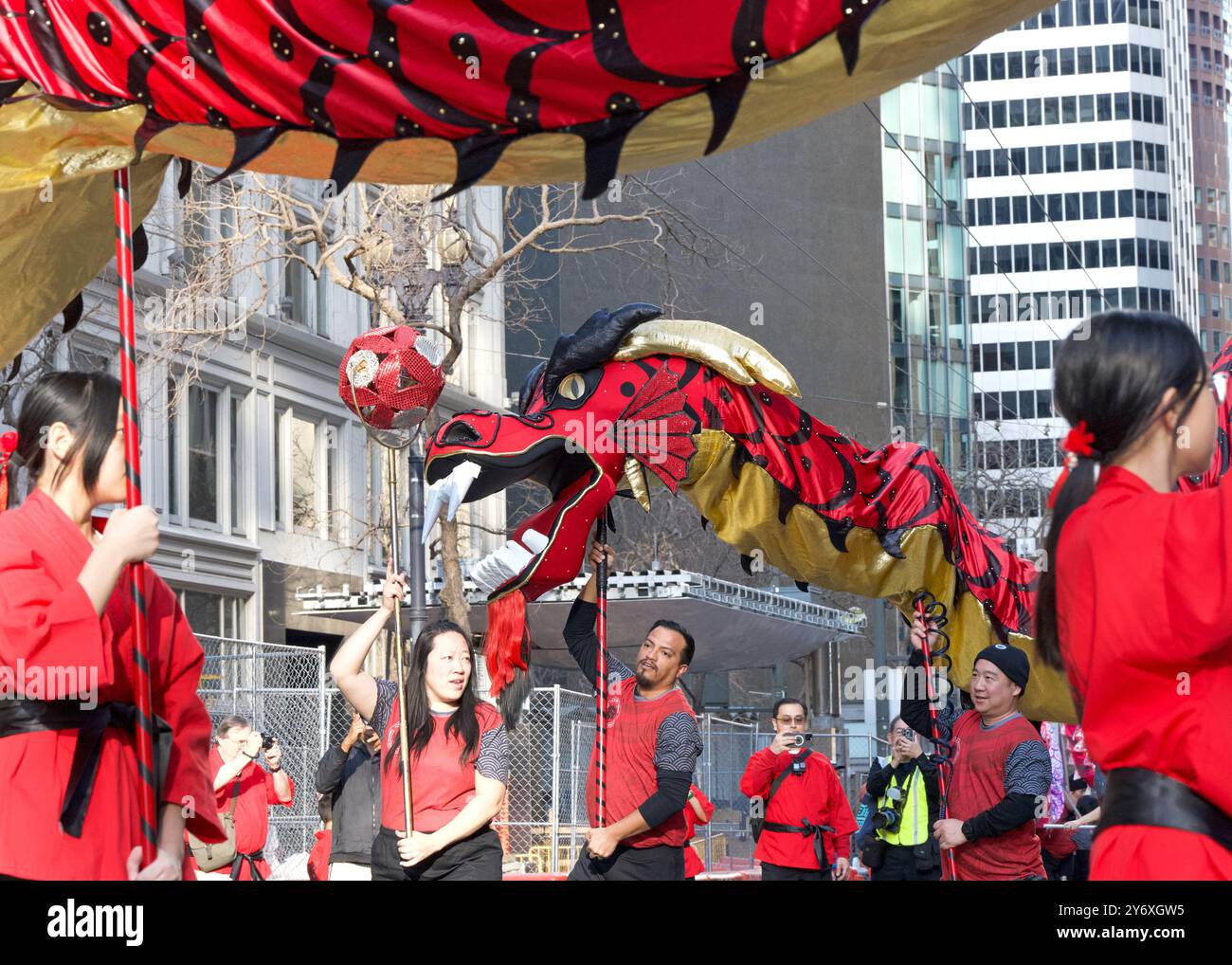 San Francisco, CA - 24 février 2024 : les participants non identifiés s'échauffent avec un dragon avant de se produire dans la parade du nouvel an chinois. Banque D'Images