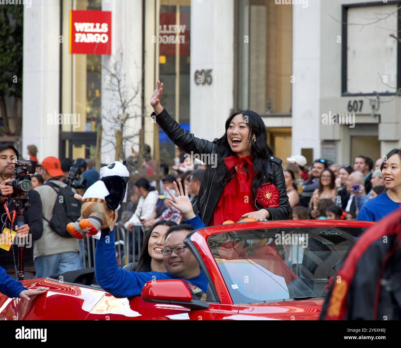 San Francisco, CA - 24 février 2024 : le Grand Maréchal Awkwafina participe au défilé du nouvel an chinois, l'un des 10 meilleurs défilés au monde et le LAR Banque D'Images