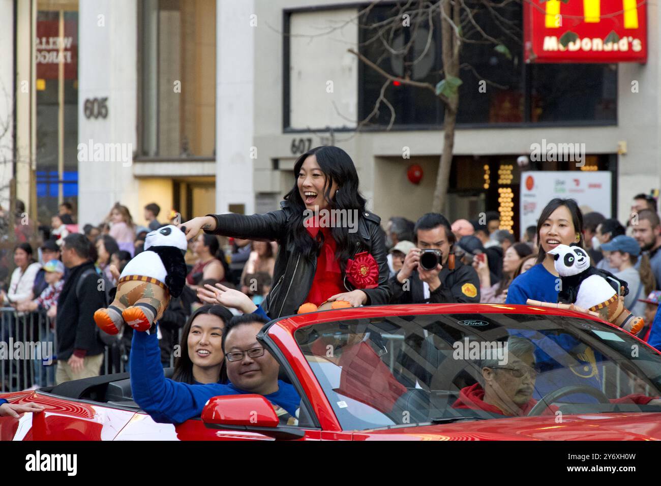 San Francisco, CA - 24 février 2024 : le Grand Maréchal Awkwafina participe au défilé du nouvel an chinois, l'un des 10 meilleurs défilés au monde et le LAR Banque D'Images