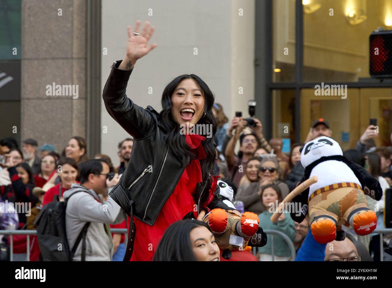 San Francisco, CA - 24 février 2024 : le Grand Maréchal Awkwafina participe au défilé du nouvel an chinois, l'un des 10 meilleurs défilés au monde et le LAR Banque D'Images