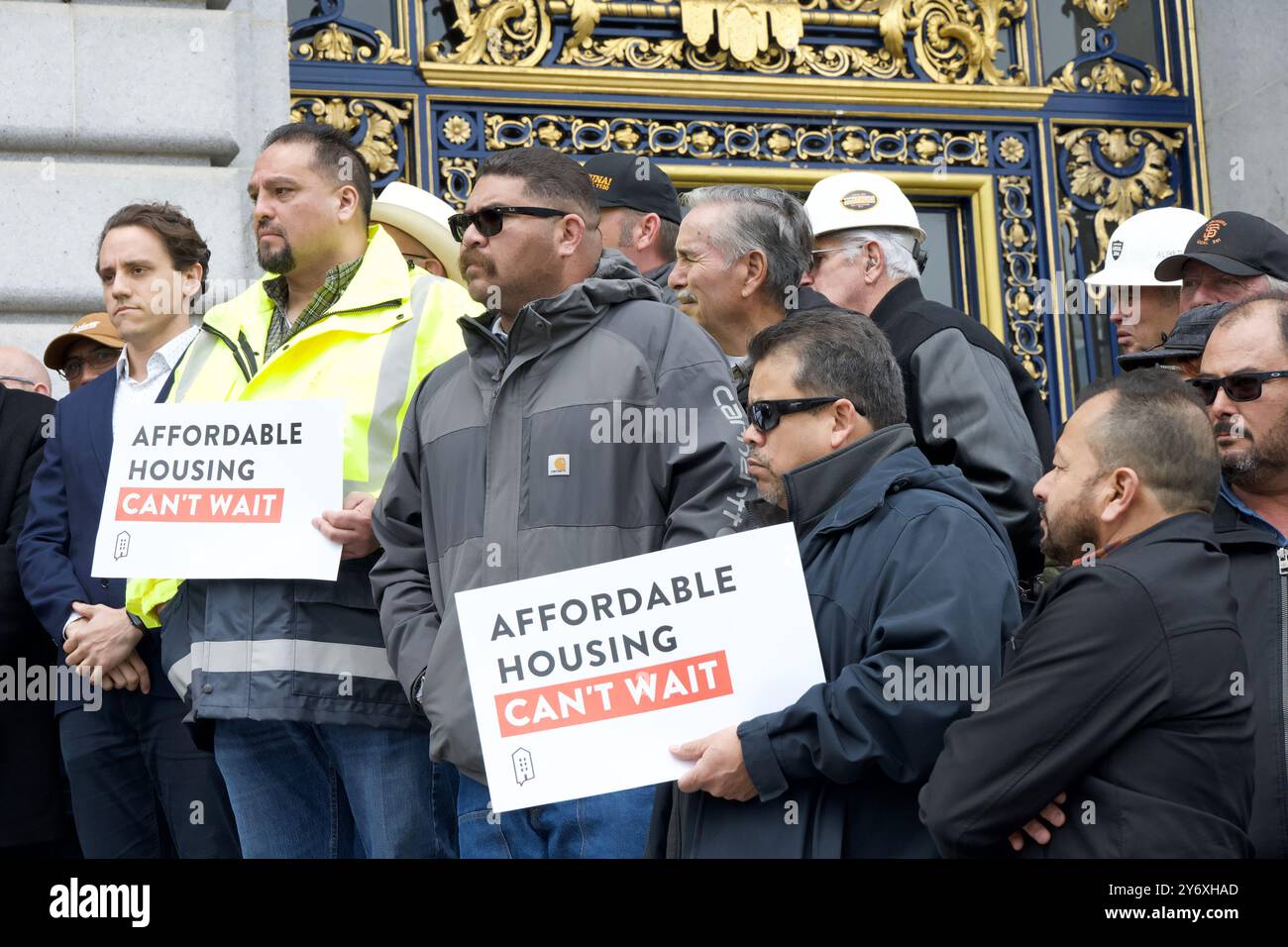 San Francisco, CA - 01 mars 2024 : les travailleurs syndicaux bordent les marches de l'hôtel de ville en tenant des panneaux écoutant le maire London Breed parler à un Affordabl Banque D'Images