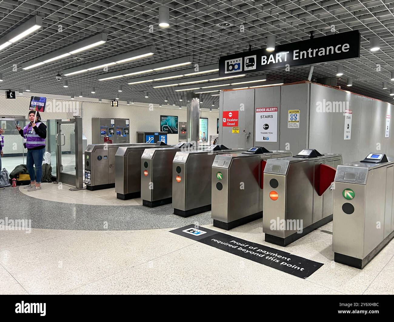 San Francisco, CA - 1er mars 2024 : entrée de la gare de Powell Street au BART. Les trains Bay Area Rapid transit transportent les navetteurs vers leurs destinations à San Banque D'Images
