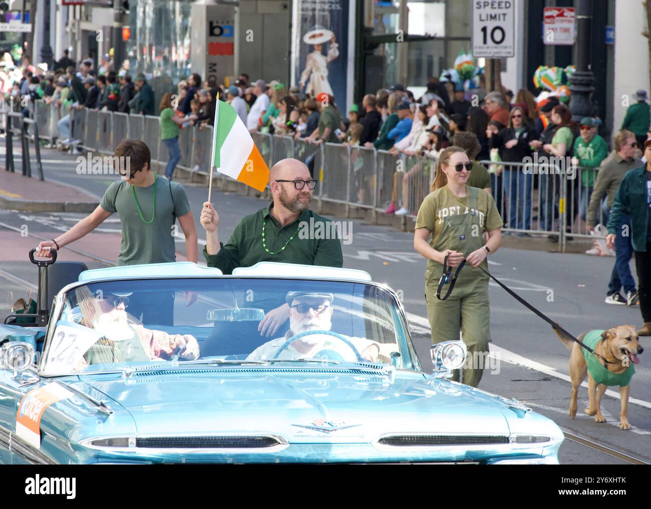 San Francisco, CA - 16 mars 2024 : le superviseur Rafael Mandelman participe à la 173e parade annuelle de la St Patricks Day. Les côtes ouest les plus grandes Irlandaises Banque D'Images