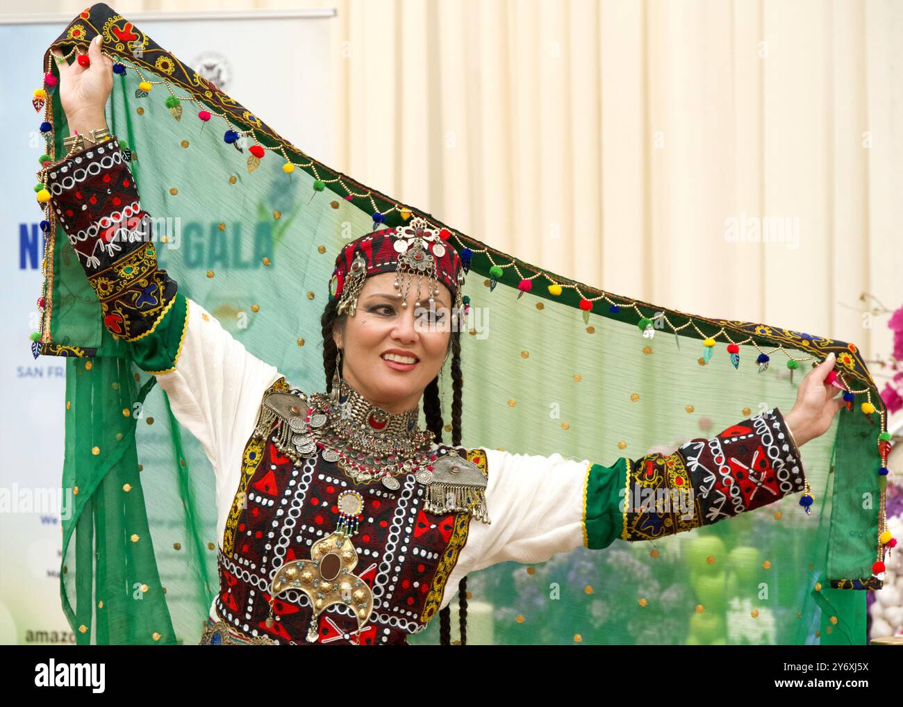 San Francisco, CA - 22 mars 2024 : participant à la célébration Nowruz à l'hôtel de ville. Nowruz est le nouvel an iranien ou persan célébré par Banque D'Images