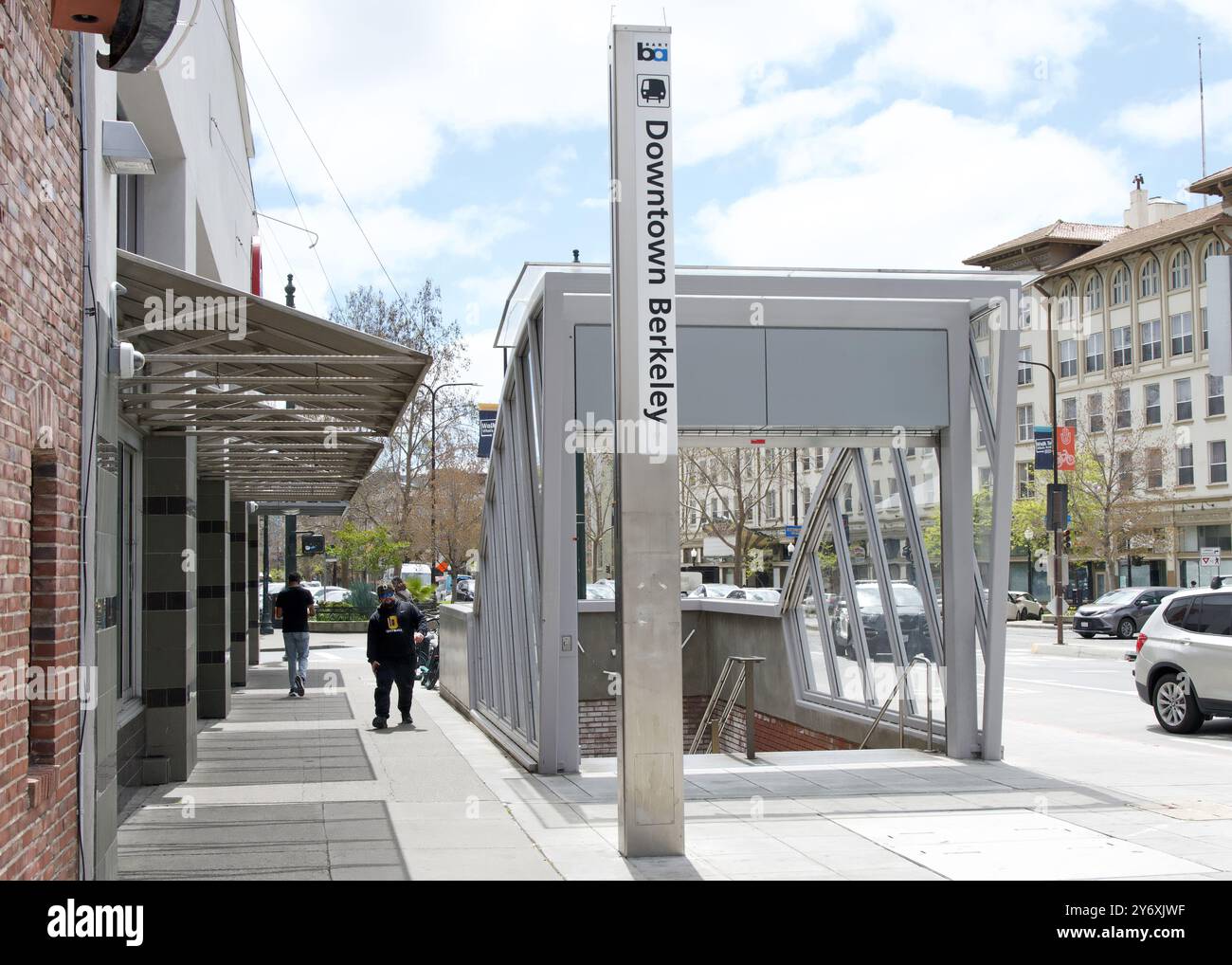 Berkeley, CA - 12 avril 2024 : entrée de la station BART du centre-ville de Berkeley. Les trains Bay Area Rapid transit transportent les navetteurs vers leurs destinations à San Fra Banque D'Images