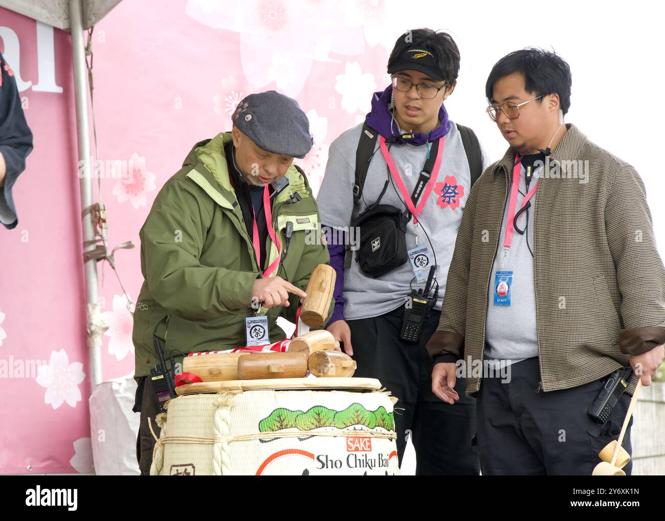 San Francisco, CA - 13 avril 2024 : le tonneau de saké est en préparation sur scène pour la cérémonie d'ouverture du Cherry Blossom Festival à Japantown. Banque D'Images