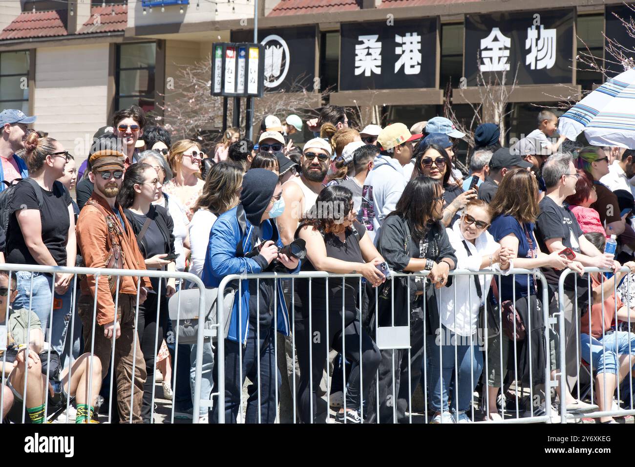 San Francisco, CA - 21 avril 2024 : des milliers de spectateurs sillonnent les rues pour assister au 57e Festival annuel des cerisiers en fleurs au Peace Plaza au Japon Banque D'Images