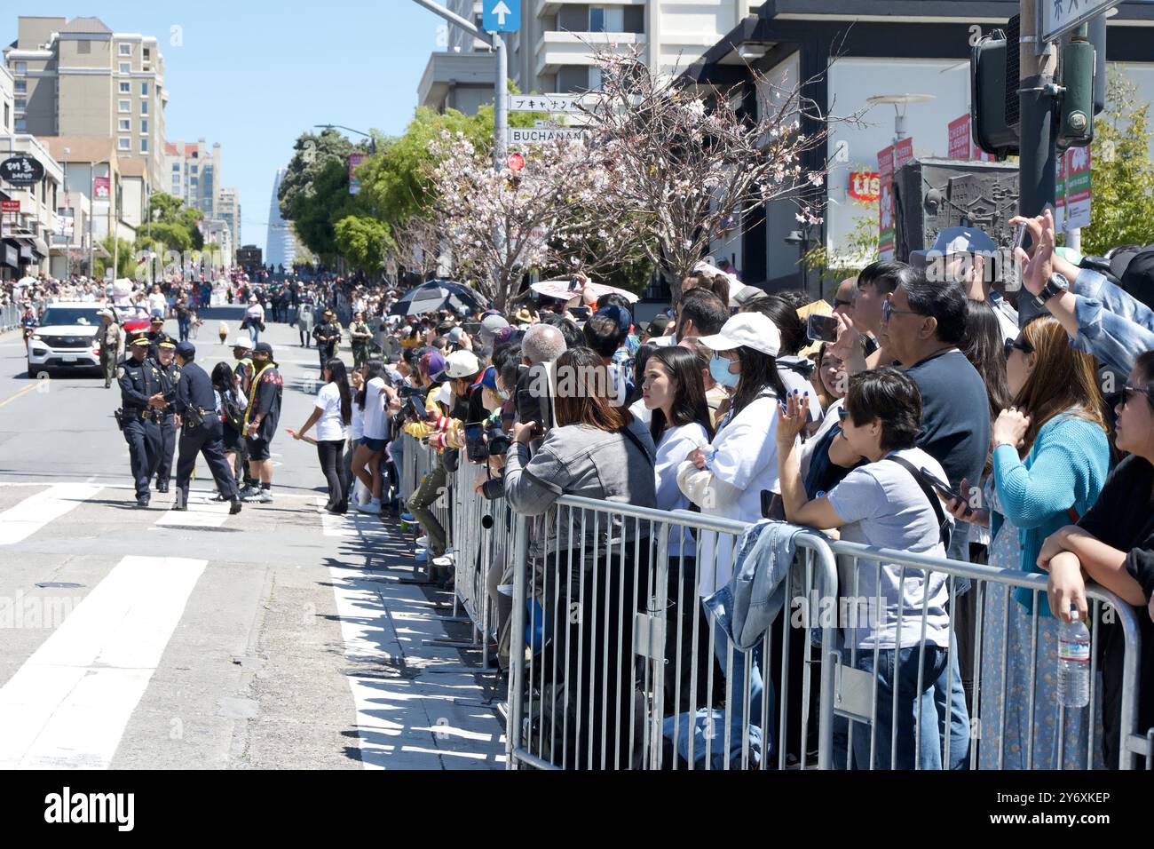 San Francisco, CA - 21 avril 2024 : des milliers de spectateurs sillonnent les rues pour assister au 57e Festival annuel des cerisiers en fleurs au Peace Plaza au Japon Banque D'Images