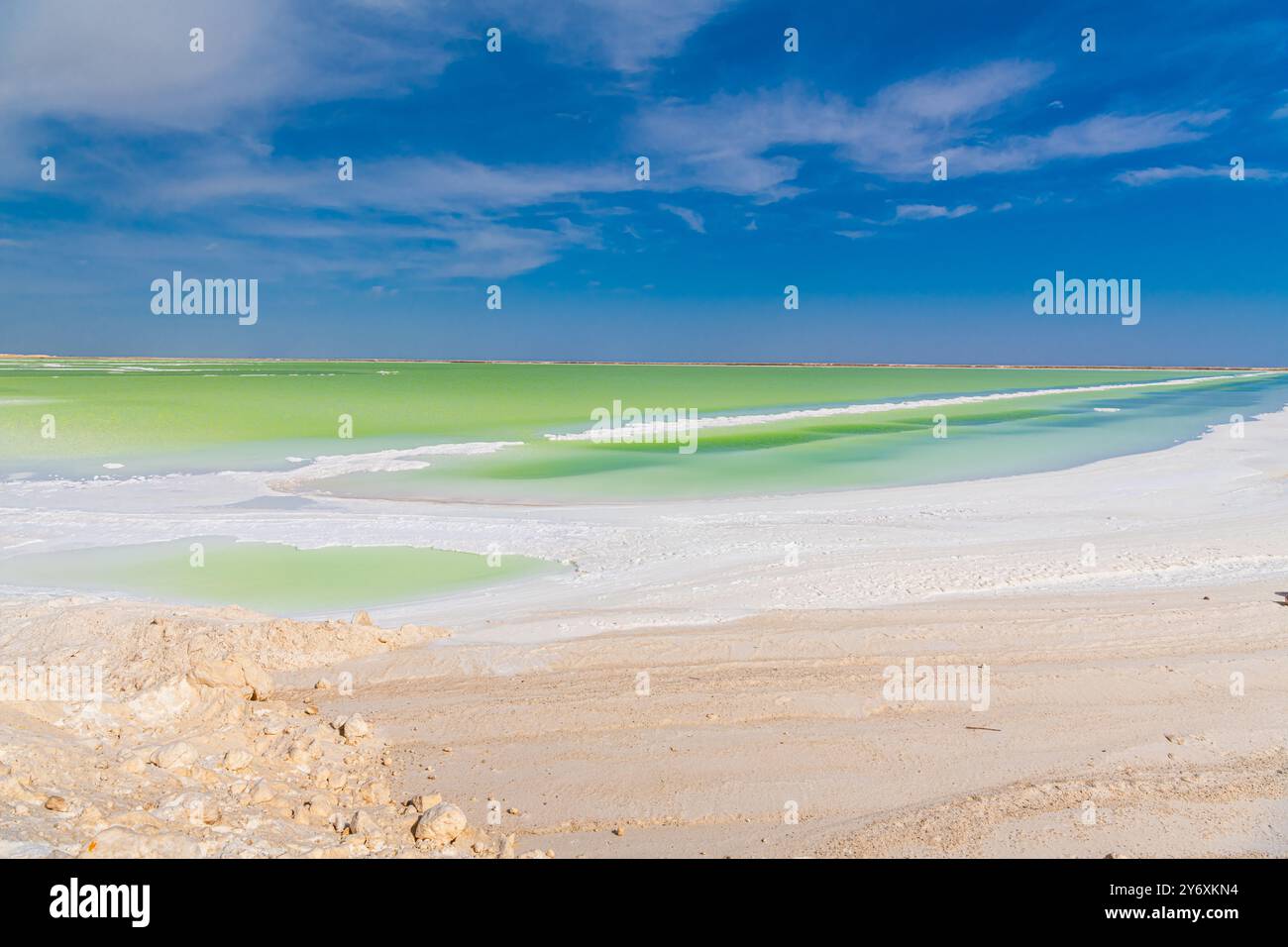 Eau salée et émeraude du lac Qarhan ou Chaerhan autour de la ville de Golmud, Qinghai, Chine. Copier l'espace pour le texte Banque D'Images