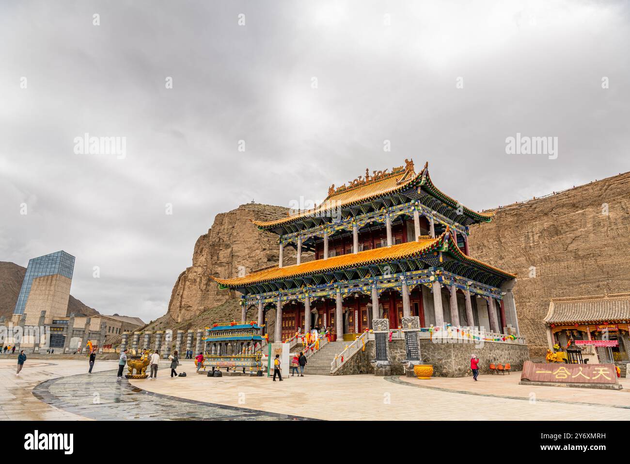 20 JUILLET 2022, QINGHAI, CHINE : un temple au col de la montagne Kunlun dans la terre Hoh XIL ou no Mans de Qinghai, Chine, espace de copie pour le texte Banque D'Images