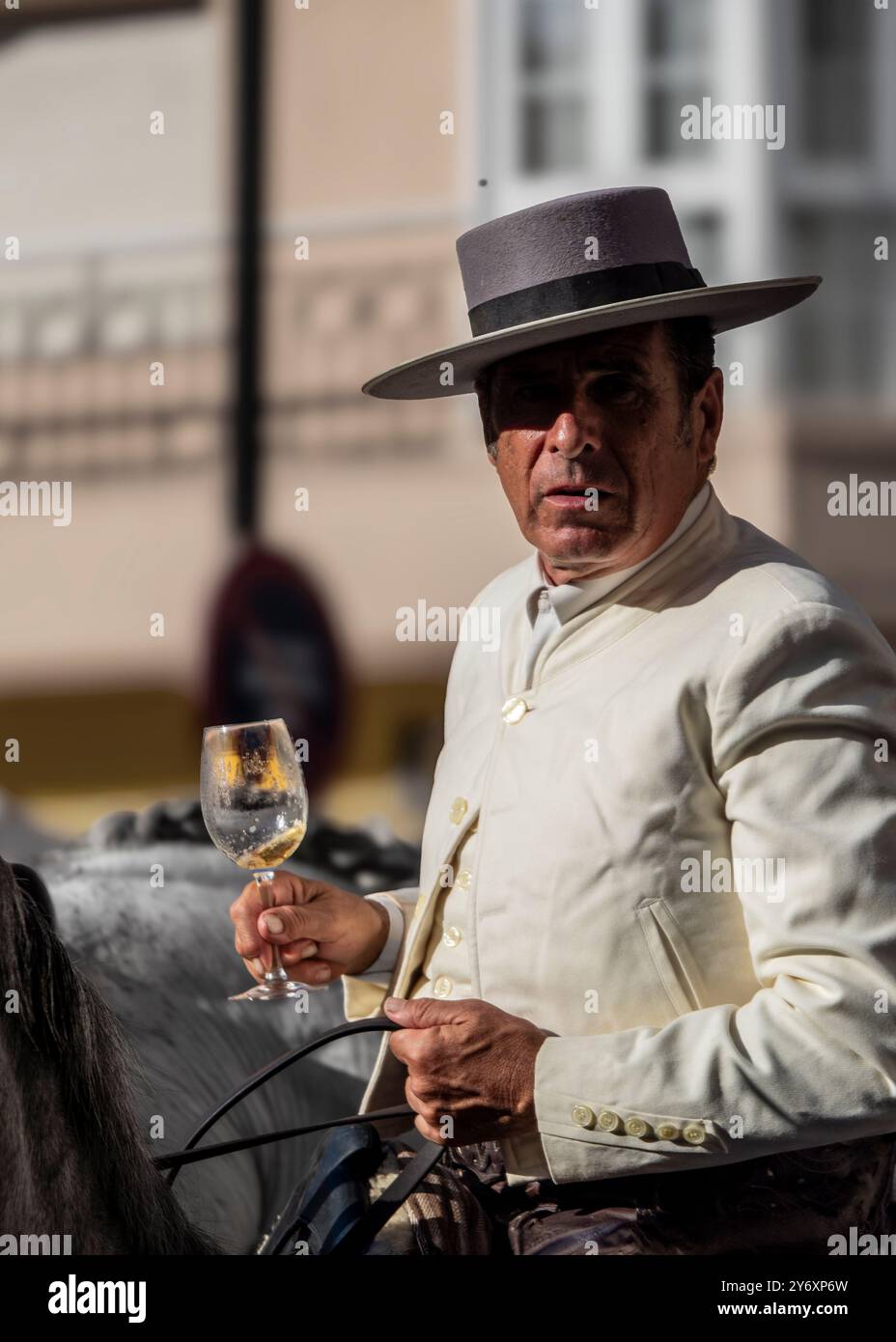 Cavalier vêtu d'un costume typique de cow-boy andalou, à cheval lors de la célébration de la journée du cheval lors de la foire de Fuengirola 2024. Banque D'Images