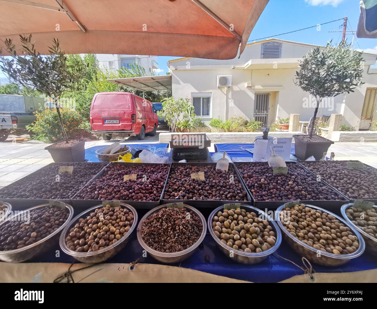 Chania, Grèce. 12 septembre 2024. Différents types d'olives sont exposés à un étal dans un marché du quartier de Nea Chora. Crédit : Alexandra Schuler/dpa/Alamy Live News Banque D'Images