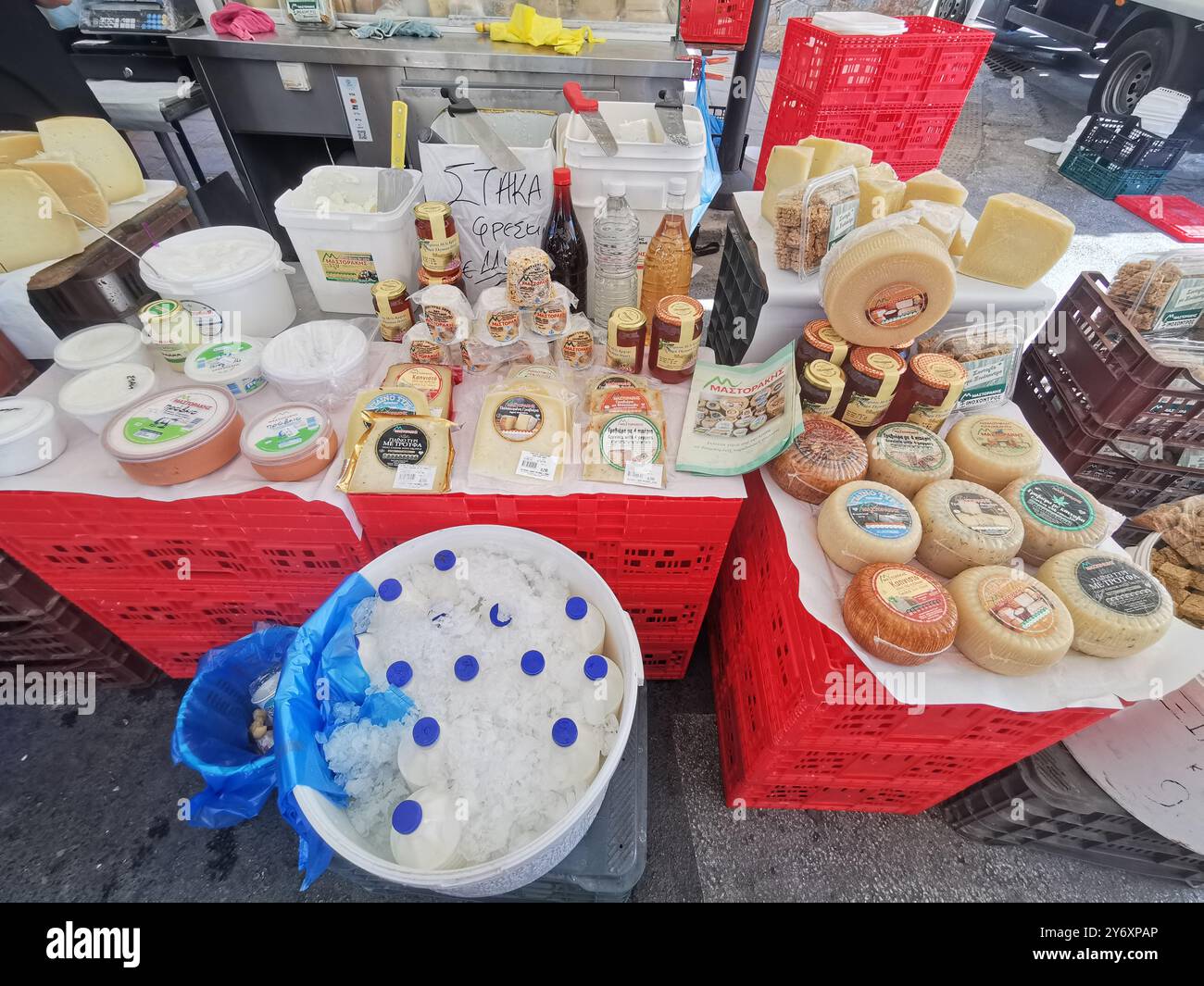 Chania, Grèce. 12 septembre 2024. Divers fromages se trouvent sur un étal d'un marché dans le quartier de Nea Chora. Crédit : Alexandra Schuler/dpa/Alamy Live News Banque D'Images
