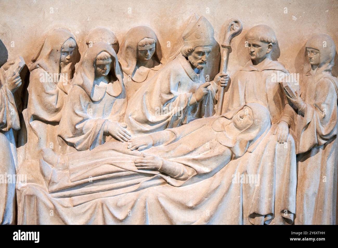 Retable de Saint Romain de Blaye, Saint Martin apparaît au lit de mort de Saint Romain, Île-de-France, milieu du XIIIe siècle, calcaire lutétien, traces Banque D'Images