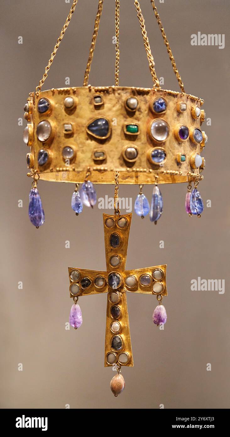 Trésor de Guarrazar, Royaume wisigothique, VIIe siècle, Or, saphir, émeraude, améthyste, cristal de roche, jaspe, perles et nacre, depuis la F Banque D'Images