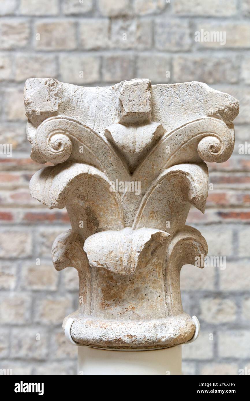 Huit chapiteaux de cloître, feuilles lisses courbées, Catalogne du Nord, 4ème quart du 12ème siècle, calcaire marbré, du cloître de l'abbaye Banque D'Images