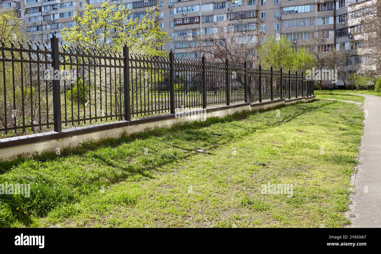 Clôture métallique dans le parc de la ville. Garde-corps en fer noir décoratif pour la protection, gros plan Banque D'Images