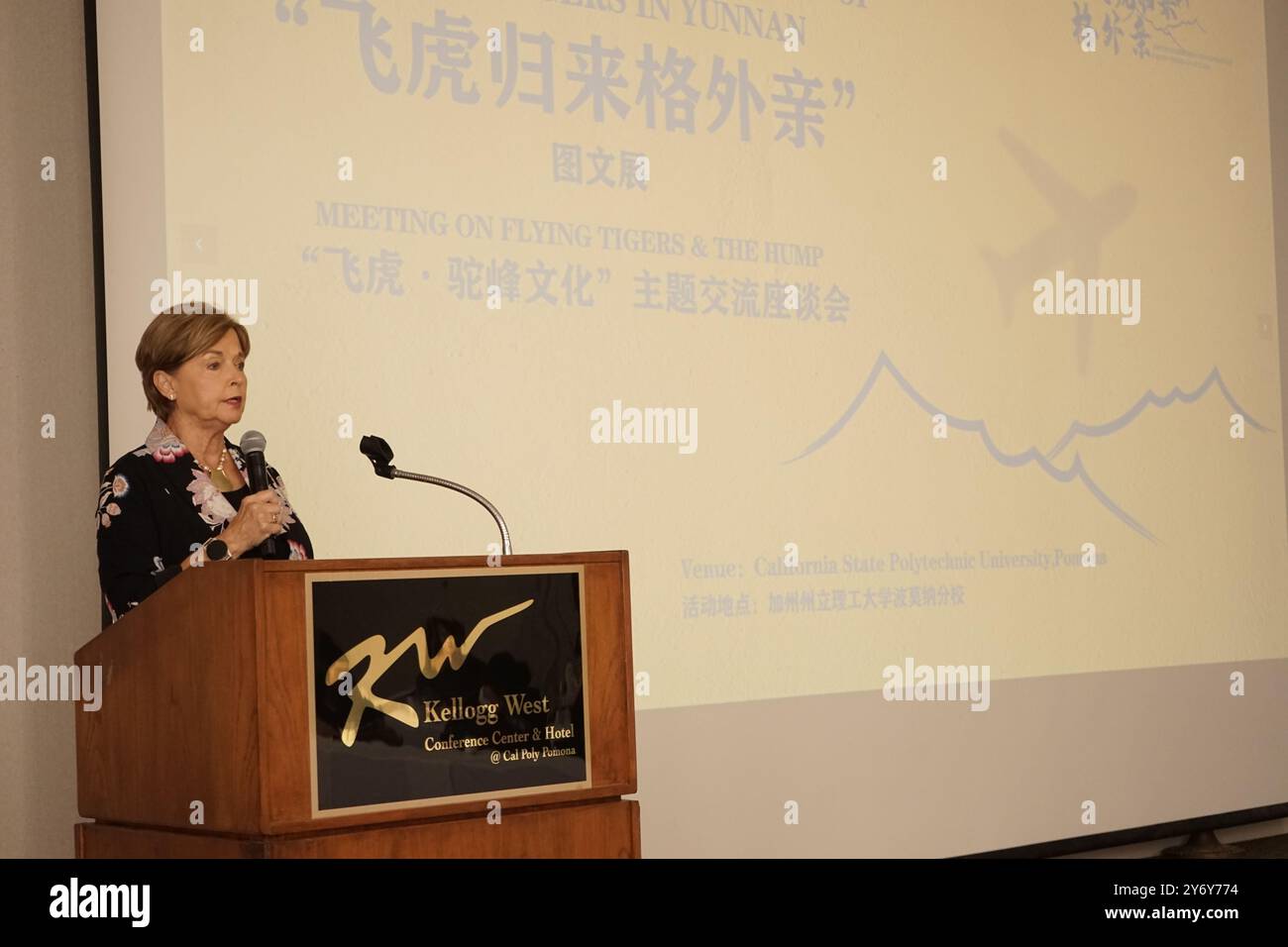 (240927) -- LOS ANGELES, 27 septembre 2024 (Xinhua) -- Nell Chennault Calloway, petite-fille du général américain Claire Lee Chennault, prononce un discours lors d'une exposition de photographies historiques à la California State Polytechnic University (Cal poly) à Pomona, comté de Los Angeles, Californie, États-Unis, septembre 25, 2024. L'exposition, qui s'inscrit dans le cadre d'un programme d'échanges culturels organisé par la province du Yunnan à Los Angeles, décrit comment les Tigres volants ont aidé les Chinois dans leur lutte contre les envahisseurs japonais, et comment les Chinois sont venus en aide aux pilotes américains, mettant en valeur leur remarquable c) Banque D'Images