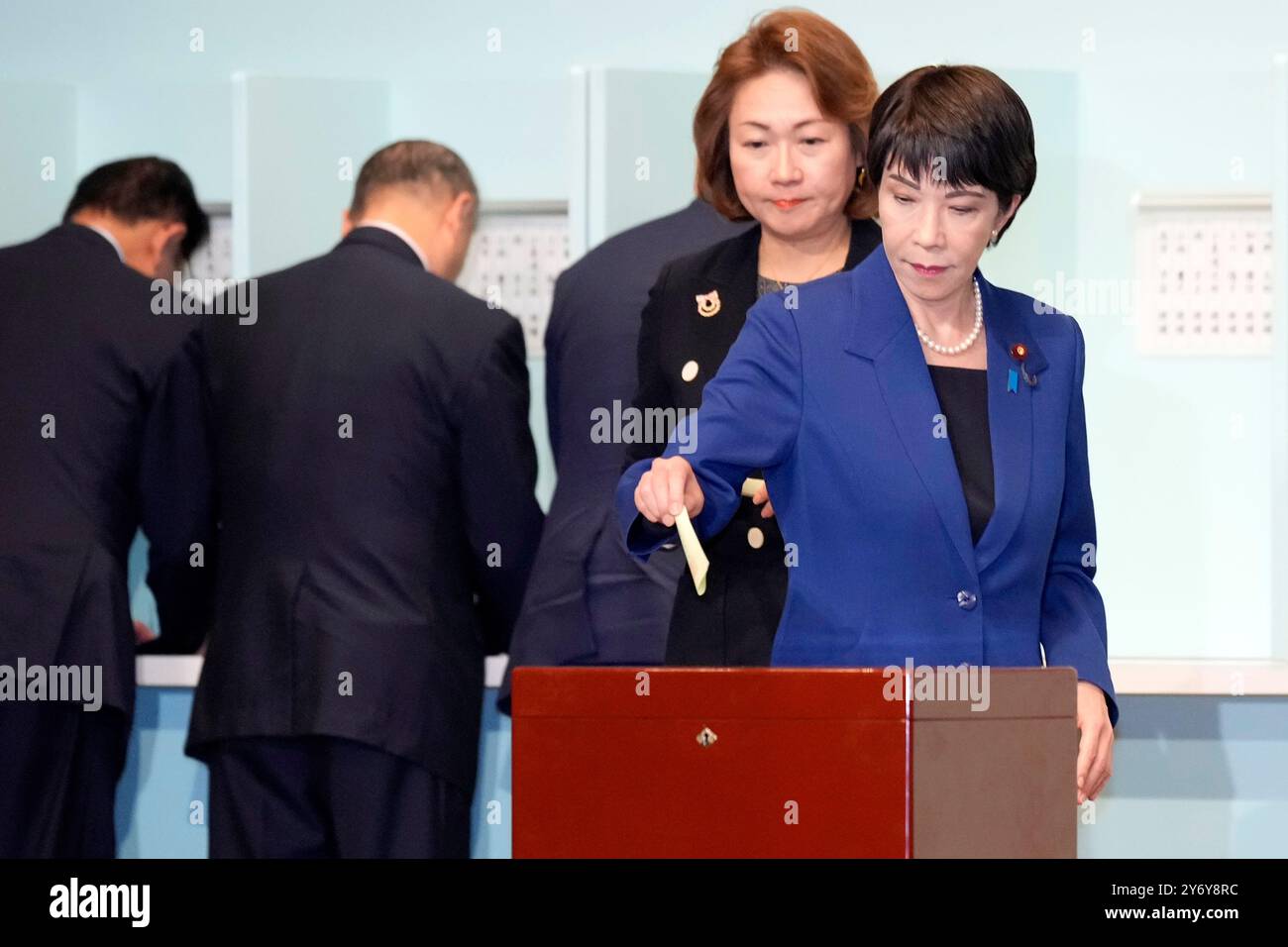 (240927) -- TOKYO, 27 septembre 2024 (Xinhua) -- Sanae Takaichi (1er R), candidate à l'élection présidentielle du Parti libéral démocrate (PLD) du Japon, vote à l'élection à la direction du PLD à Tokyo, Japon, le 27 septembre 2024. (Hiro Komae/Pool via Xinhua) Banque D'Images