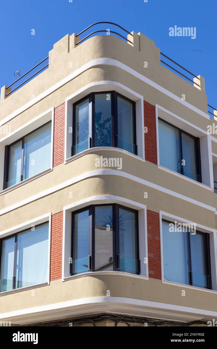 Façade moderniste d'une maison dans le quartier Cabanyal de Valence. Banque D'Images