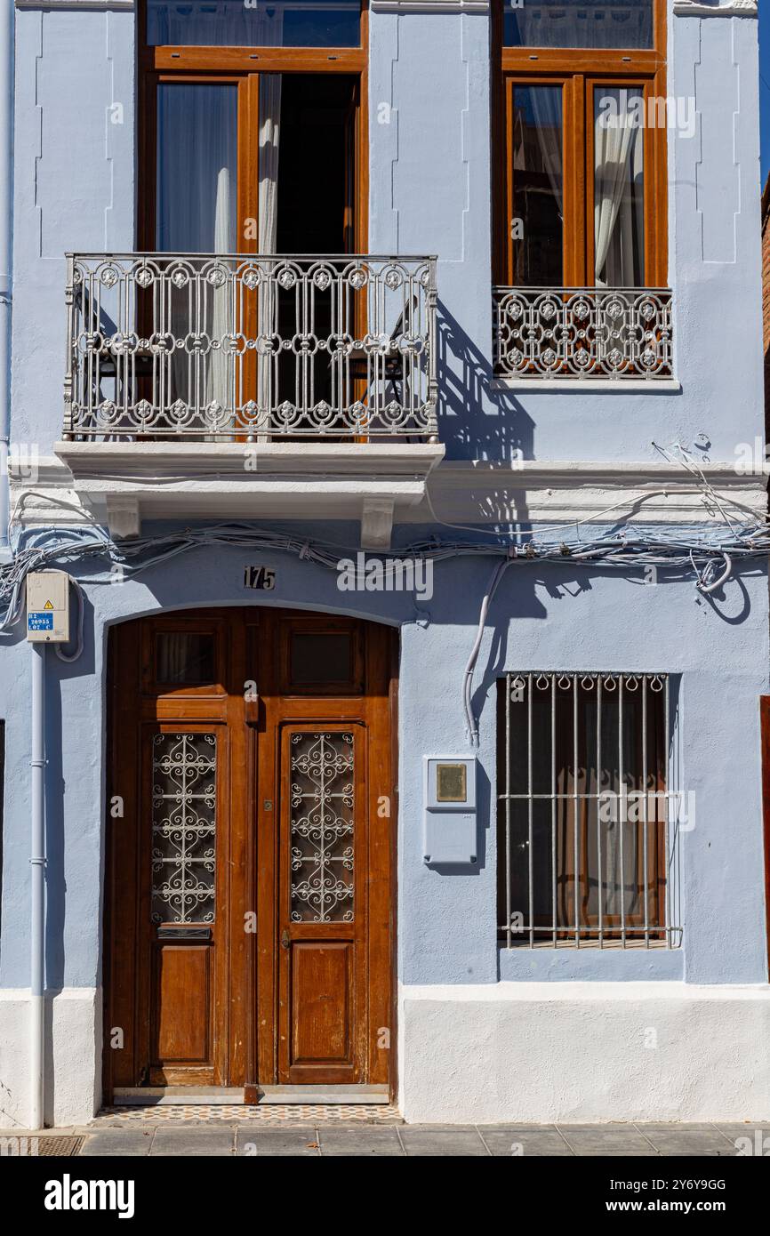 Façade moderniste d'une maison dans le quartier Cabanyal de Valence. Banque D'Images