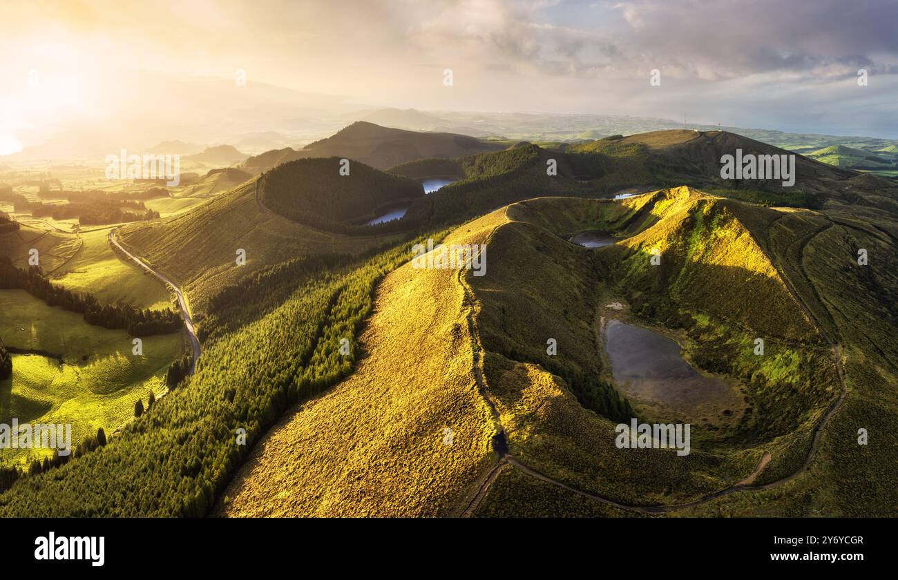 Coucher de soleil sur paysage Panorama drone photo du volcan à la forêt tropicale avec lac et bois, Açores, San Miguel, Portugal Banque D'Images