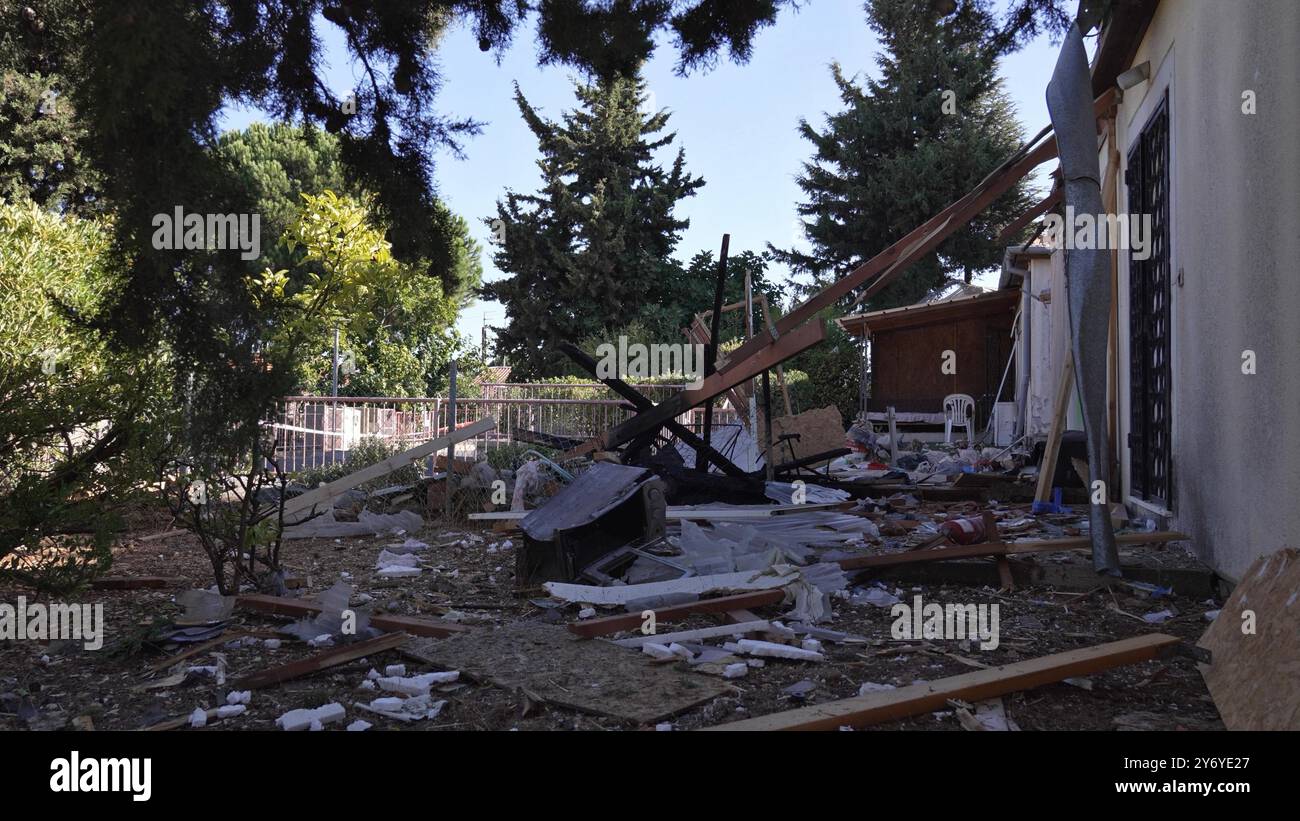 SAFED, ISRAËL - SEPTEMBRE 26 : une maison endommagée par une roquette tirée depuis le Liban par le Hezbollah se trouve le 26 septembre 2024 à Safed, en Israël. Les missiles du Hezbollah ont continué à atterrir dans la région malgré les frappes israéliennes à travers le Liban et malgré les appels des États-Unis et de la France à un cessez-le-feu. Banque D'Images