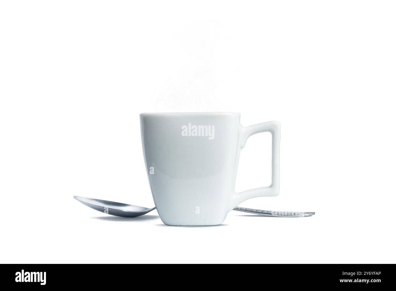 Tasse à café avec vapeur subtile et cuillère en argent Banque D'Images