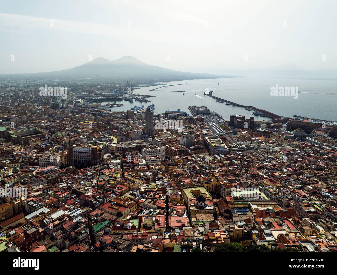 Vue drone de Naples et du Vésuve depuis Castel Sant'Elmo, Campanie, Italie, Europe Banque D'Images