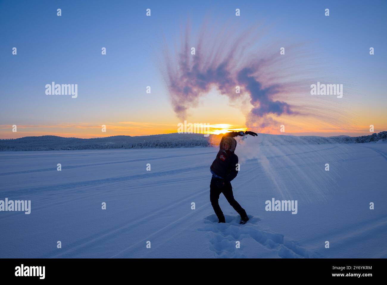 Effet Mpemba fait en Laponie finlandaise, au lac Inari, sur un coucher de soleil d'hiver (Laponie, Finlande) ESP Efecto Mpemba en la Laponia finlandesa. Finlandia Banque D'Images