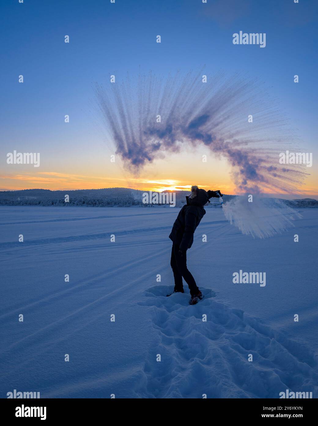 Effet Mpemba fait en Laponie finlandaise, au lac Inari, sur un coucher de soleil d'hiver (Laponie, Finlande) ESP Efecto Mpemba en la Laponia finlandesa. Finlandia Banque D'Images