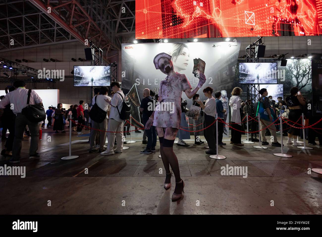 Chiba, Japon. 26 septembre 2024. Hôtesse du stand Konami habillée en cosplay Silent Hill 2 au Tokyo Game Show 2024. (Photo de Stanislav Kogiku/SOPA images/Sipa USA) crédit : Sipa USA/Alamy Live News Banque D'Images