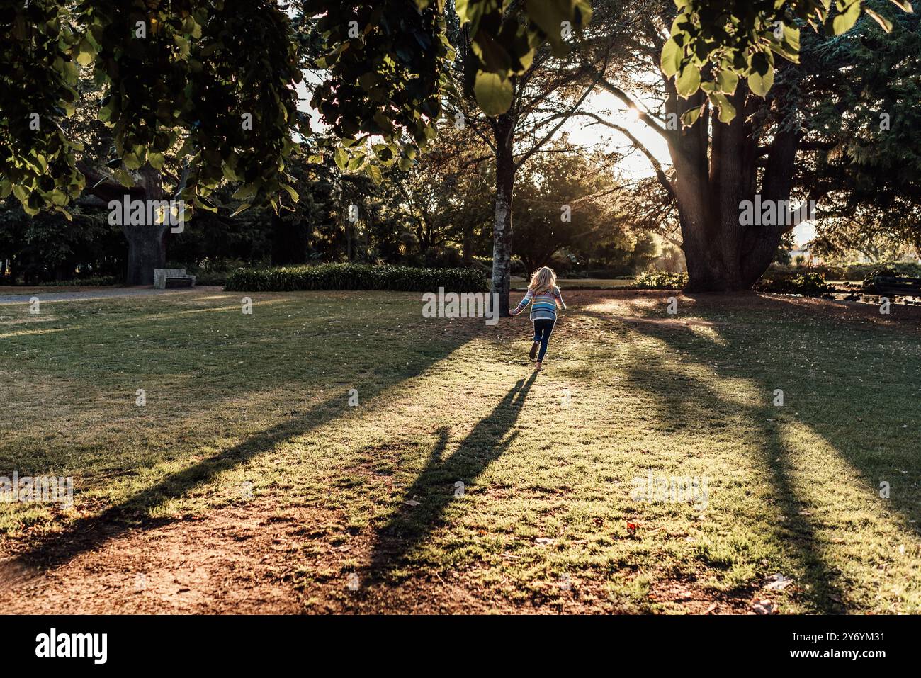 Femme courant dans un beau parc Banque D'Images