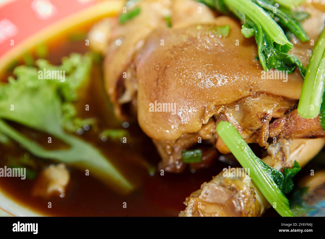 Cuisse de porc cuite dans une soupe de sauce (Khao kha mu) avec de la laitue Banque D'Images