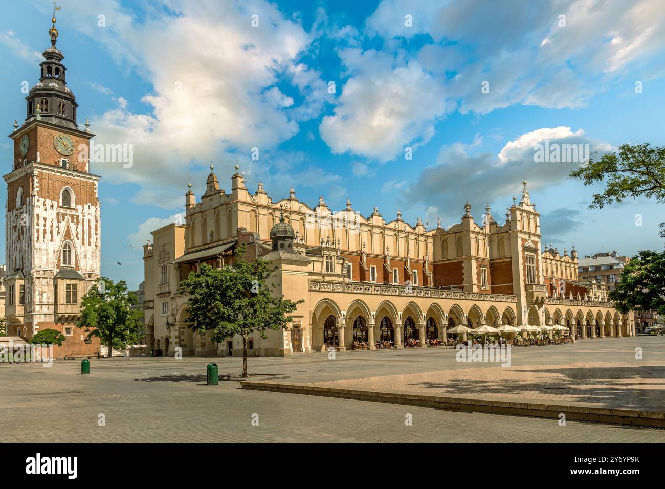 Place du marché principale avec la tour historique de l'hôtel de ville et la salle de vêtements Sukiennice, Kraków, Pologne Banque D'Images