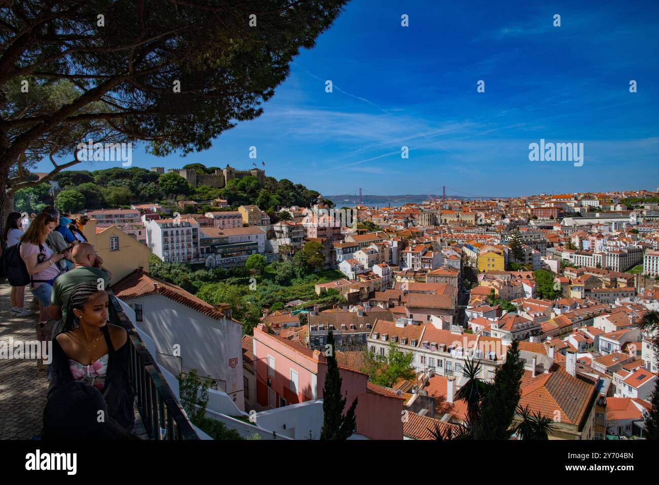 Miradouro da Graça point de vue qui surplombe le château de Lisbonne et la plupart de la ville Banque D'Images