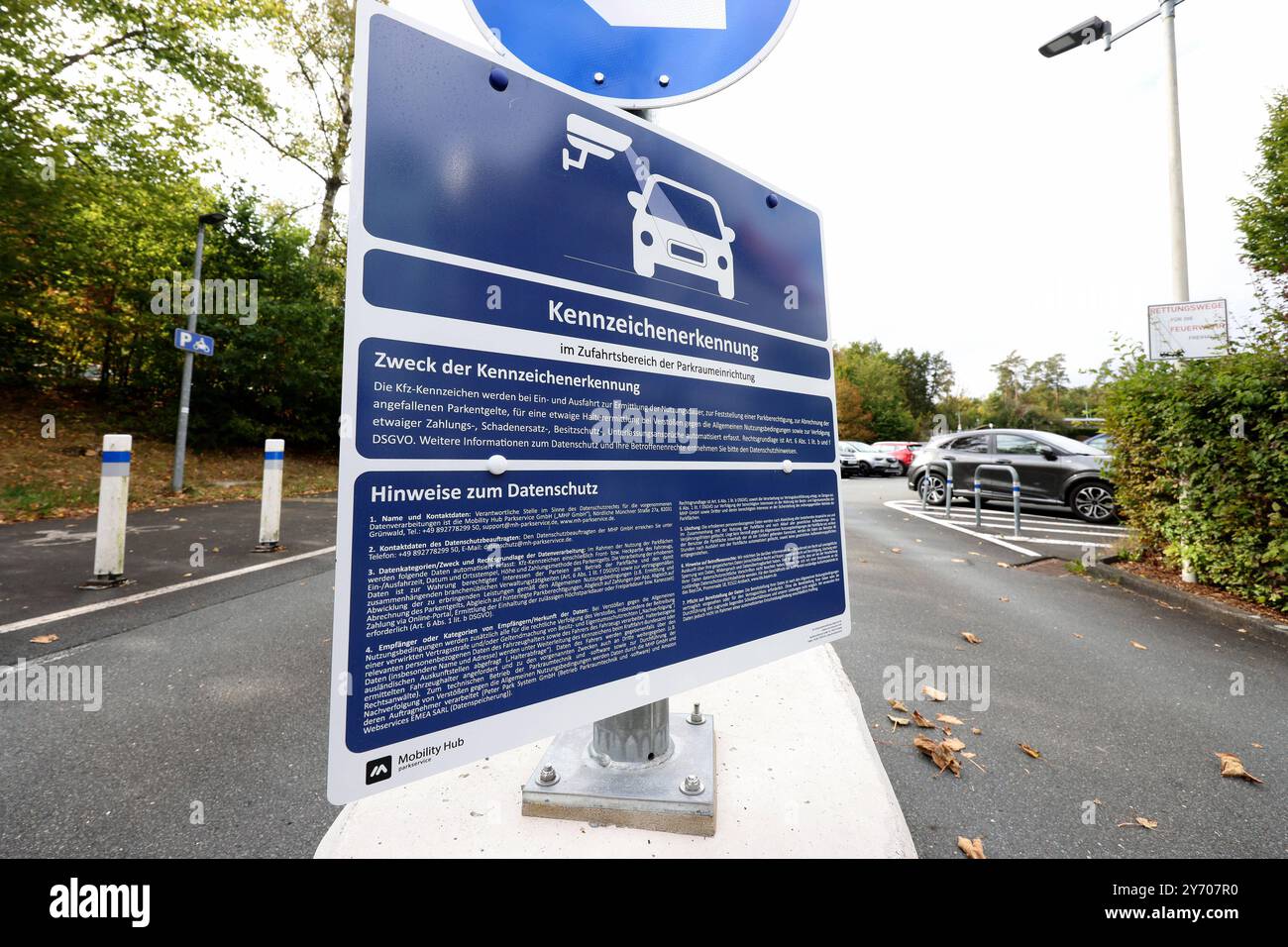 Schild der Mobility Hub Parkservice GmbH weisst an der Einfahrt vom Parkplatz des Diakonie Klinikum Jung-Stilling darauf Hin, dass es eine Kennzeichenerkennung durchgefuert durchgeführt wird. Diakonie Klinikum Jung-Stilling, Parken AM 24.09.2024 à Siegen/Deutschland. *** Mobility Hub Parkservice GmbH signe à l'entrée du parking de la Diakonie Klinikum Jung Stilling indique qu'une reconnaissance de plaque d'immatriculation est en cours Diakonie Klinikum Jung Stilling, parking le 24 09 2024 à Siegen Allemagne Banque D'Images