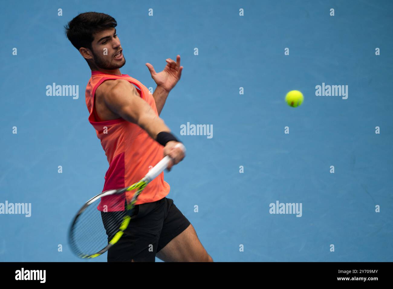 Pékin, Chine. 27 septembre 2024. Carlos Alcaraz fait son retour lors du match de premier tour masculin entre Carlos Alcaraz, d'Espagne, et Giovanni Mpetshi Perricard, de France, au tournoi de tennis de l'Open de Chine 2024 à Pékin, capitale de la Chine, le 27 septembre 2024. Crédit : Zhang long/Xinhua/Alamy Live News Banque D'Images